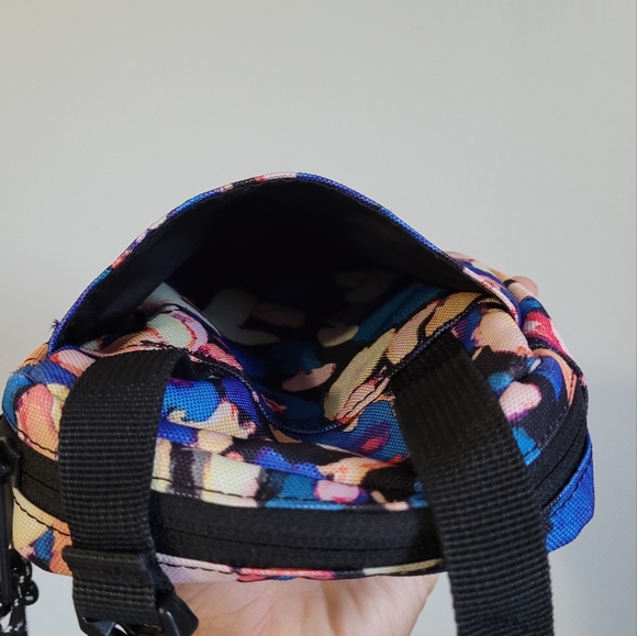 SOLD Herschel Cruz Floral Print 0.5 L Bag - Picture 6 of 7